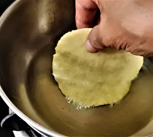 Tandalache Vade | Malavani Vade | Rice Poori https://thespicycafe.com/wp-content/uploads/2023/06/tandlache-vade-malvani-vade-kombdi-vade-rice-poori-puffed.jpg https://thespicycafe.com/tandlache-vade/