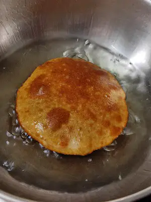 Tandalache Vade | Malavani Vade | Rice Poori https://thespicycafe.com/wp-content/uploads/2023/06/tandlache-vade-malvani-vade-kombdi-vade-rice-poori-puffed.jpg https://thespicycafe.com/tandlache-vade/