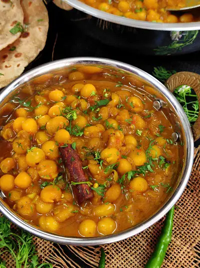 Matar Ke Chole | Safed Vatana Usal | White Peas Curry https://thespicycafe.com/wp-content/uploads/2023/04/18-safed-vatana-usal-matar-chole-dried-white-peas-curry-vegan-vegetarian-ragda-recipe-ragda-pattice-simple-quick-easy-lunch-dinner-breakfast-snack-Indian-chaat-lentils-protein-rich-diabetic-friendly.jpg https://thespicycafe.com/matar-ke-chole-recipe/