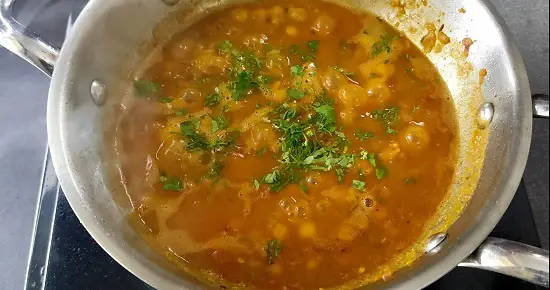 Matar Ke Chole | Safed Vatana Usal | White Peas Curry https://thespicycafe.com/wp-content/uploads/2023/04/18-safed-vatana-usal-matar-chole-dried-white-peas-curry-vegan-vegetarian-ragda-recipe-ragda-pattice-simple-quick-easy-lunch-dinner-breakfast-snack-Indian-chaat-lentils-protein-rich-diabetic-friendly.jpg https://thespicycafe.com/matar-ke-chole-recipe/