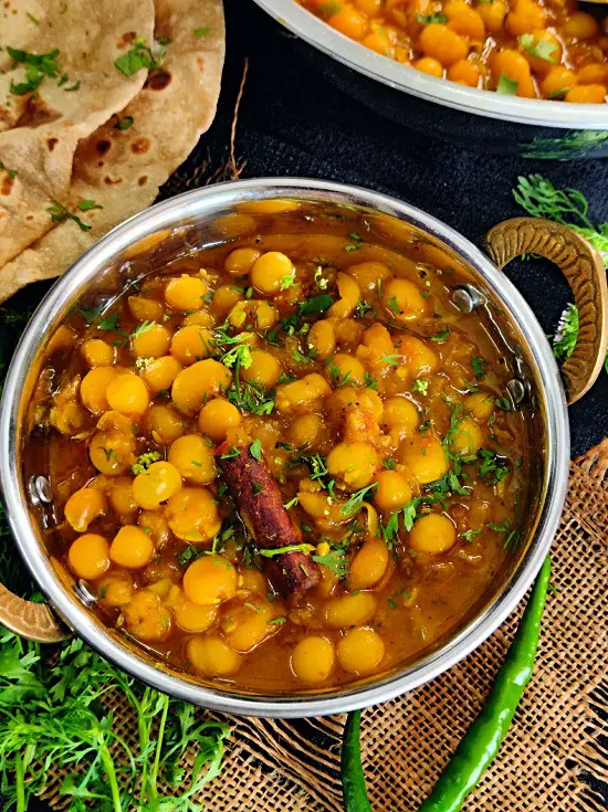 Matar Ke Chole | Safed Vatana Usal | White Peas Curry https://thespicycafe.com/wp-content/uploads/2023/04/18-safed-vatana-usal-matar-chole-dried-white-peas-curry-vegan-vegetarian-ragda-recipe-ragda-pattice-simple-quick-easy-lunch-dinner-breakfast-snack-Indian-chaat-lentils-protein-rich-diabetic-friendly.jpg https://thespicycafe.com/matar-ke-chole-recipe/