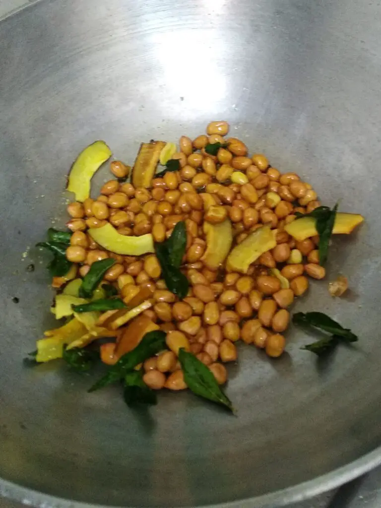 Maharashtrian Spicy Bhadang - Murmura Chivda https://thespicycafe.com/bhadang-spicy-murmura-chivda/