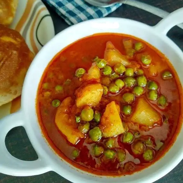Aloo Matar Ki Sabji Restaurant Style | How to make Green Peas Potato Curry https://thespicycafe.com/aloo-matar-ki-sabji-restaurant-style/