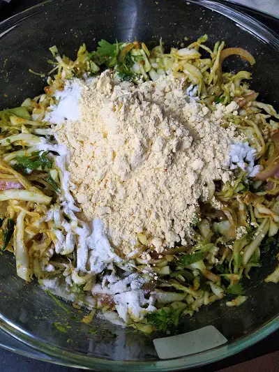 Patta Gobi Ke Pakode | Cabbage Pakoda | Gobi Ke Pakode https://thespicycafe.com/cabbage-pakoda-recipe/