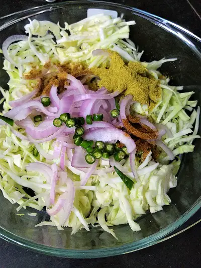 Patta Gobi Ke Pakode | Cabbage Pakoda | Gobi Ke Pakode https://thespicycafe.com/cabbage-pakoda-recipe/