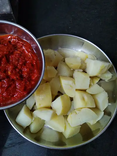 Vindaloo - Vegan Potato Vindaloo - Aloo Vindaloo https://thespicycafe.com/wp-content/uploads/2021/08/vegan-potato-vindaloo-recipe-goan-spicy-vegetarian-vindaloo-recipe-1.jpg https://thespicycafe.com/vindaloo-vegan-potato-vindaloo-aloo-vindaloo/