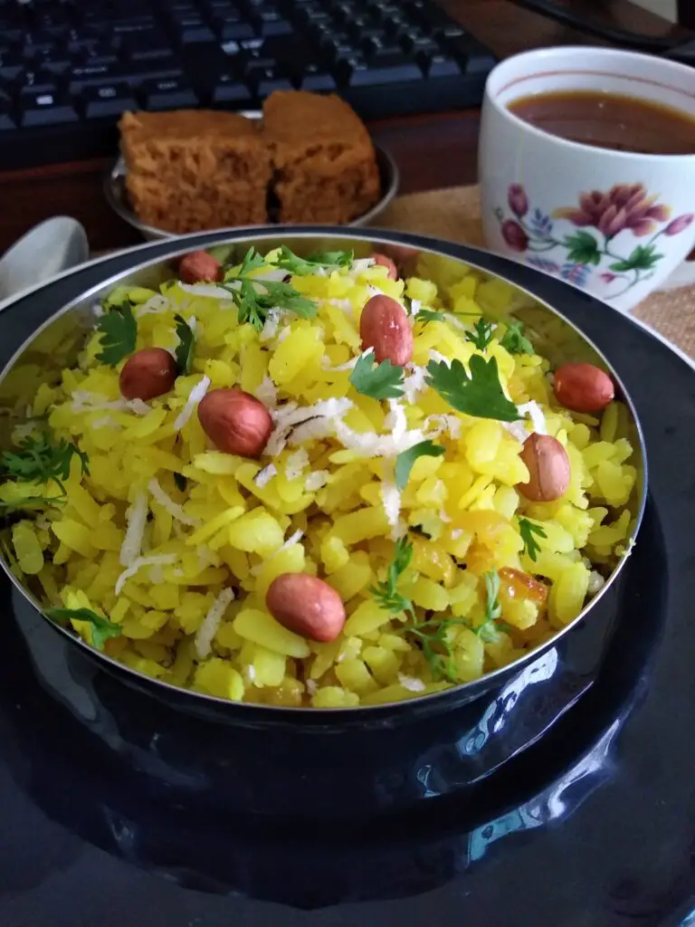 Kanda Poha Recipe (Maharashtrian Breakfast) |Kande Pohe Recipe https://thespicycafe.com/kande-pohe-recipe/