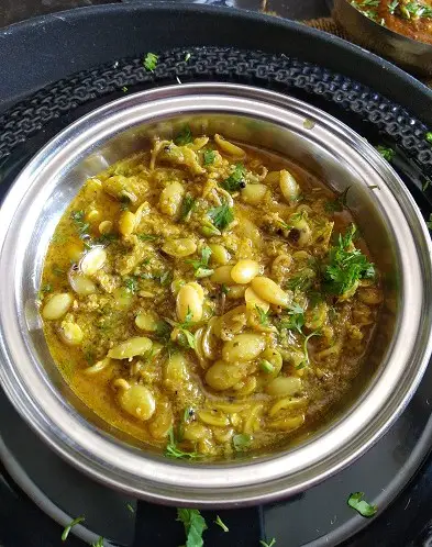 Valache Birde | Dalimbi Usal | Sprouted Field Beans Curry https://thespicycafe.com/wp-content/uploads/2021/12/thespicycafe-vaalacha-bhirda-dalimbi-usal-maharashtrian-recipe-sprouted-field-beans-curry-vegan.jpg https://thespicycafe.com/dalimbi-usal-sprouted-field-beans-curry-recipe/