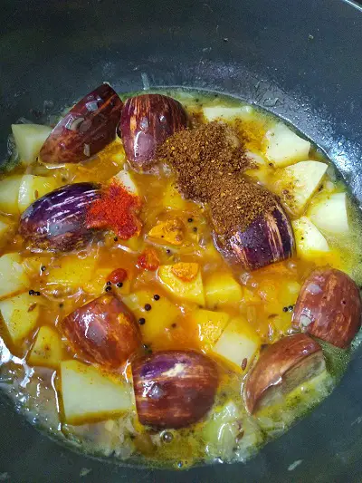 Vangi Batata Rassa | Aloo Baingan Ki Sabji | Eggplant Potato Curry https://thespicycafe.com/wp-content/uploads/2022/01/maharashtrian-vangi-batata-aloo-baingan-spicy-eggplant-potato-curry-vegan-vegetarian-indian-recipe.jpg https://thespicycafe.com/vangi-batata-rassa-eggplant-potato-curry-recipe/