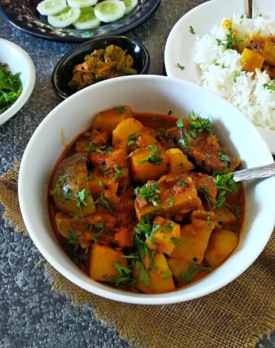 Vangi Batata Rassa | Aloo Baingan Ki Sabji | Eggplant Potato Curry https://thespicycafe.com/wp-content/uploads/2022/01/maharashtrian-vangi-batata-aloo-baingan-spicy-eggplant-potato-curry-vegan-vegetarian-indian-recipe.jpg https://thespicycafe.com/vangi-batata-rassa-eggplant-potato-curry-recipe/