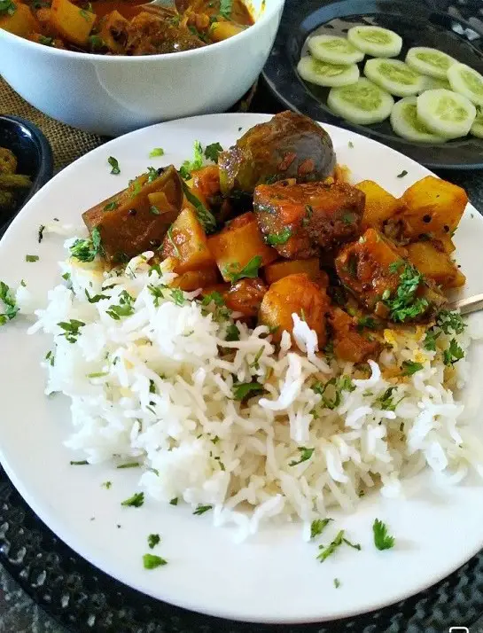 Vangi Batata Rassa | Aloo Baingan Ki Sabji | Eggplant Potato Curry https://thespicycafe.com/vangi-batata-rassa-eggplant-potato-curry-recipe/