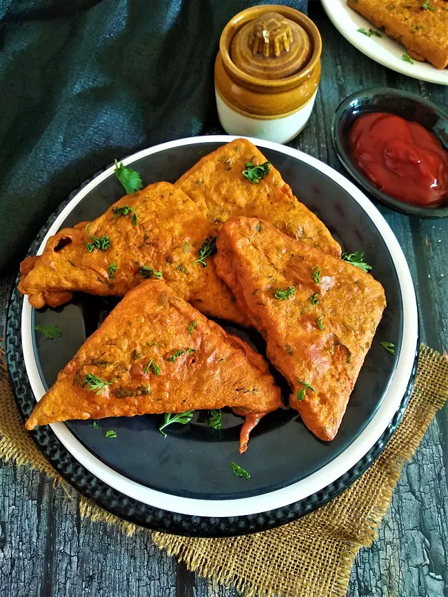 bread pakora bread pakoda bread fritter recipes best served with tea or coffee for evening snacks. this is a popular Indian street food snack. bread pakora without potato filling