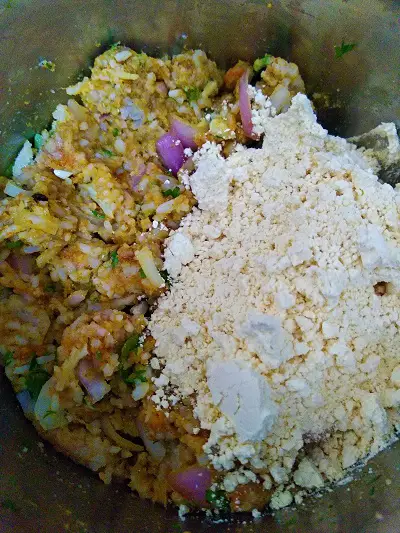 Bhatache Vade | Rice Pakora | Chawal Ke Pakore https://thespicycafe.com/wp-content/uploads/2022/04/final-bhatache-vade.jpg https://thespicycafe.com/bhatache-vade-chawal-ke-pakore-recipe/
