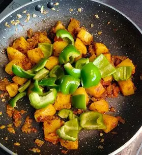 Aloo Shimla Mirch Sabji | Dry Aloo Capsicum Sabji https://thespicycafe.com/wp-content/uploads/2022/06/aloo-shimla-mirch-sabji.jpg https://thespicycafe.com/aloo-shimla-mirchi-sabji-recipe/