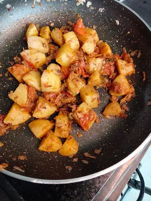 Aloo Shimla Mirch Sabji | Dry Aloo Capsicum Sabji https://thespicycafe.com/wp-content/uploads/2022/06/aloo-shimla-mirch-sabji.jpg https://thespicycafe.com/aloo-shimla-mirchi-sabji-recipe/