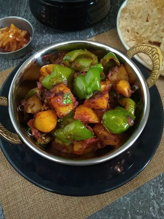 Aloo Shimla Mirch Sabji | Dry Aloo Capsicum Sabji https://thespicycafe.com/aloo-shimla-mirchi-sabji-recipe/