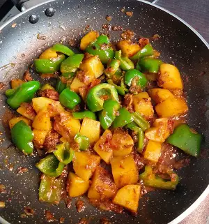 Aloo Shimla Mirch Sabji | Dry Aloo Capsicum Sabji https://thespicycafe.com/wp-content/uploads/2022/06/aloo-shimla-mirch-sabji.jpg https://thespicycafe.com/aloo-shimla-mirchi-sabji-recipe/