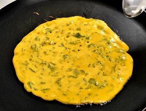 Methi Che Dhirde | Methi Ka Chilla (Pancake) https://thespicycafe.com/wp-content/uploads/2022/07/methi-dhirdhe-methi-chilla-fenugreek-pancake.jpg https://thespicycafe.com/methi-che-dhirde/