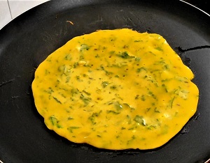 Methi Che Dhirde | Methi Ka Chilla (Pancake) https://thespicycafe.com/wp-content/uploads/2022/07/methi-dhirdhe-methi-chilla-fenugreek-pancake.jpg https://thespicycafe.com/methi-che-dhirde/