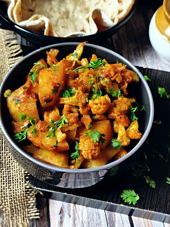 aloo gobi ki sabji cauilflower potato vegan curry glutenfree curry Indian main meal restaurant dhaba style