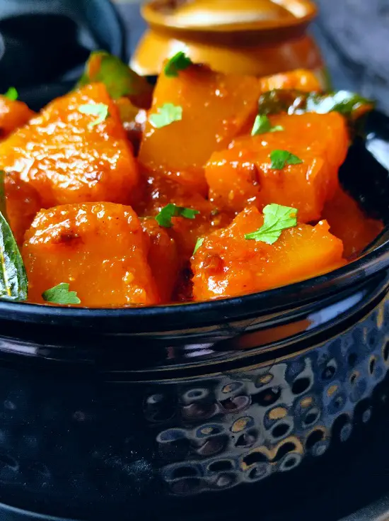 Khatta Meetha Kaddu | Sweet And Sour Pumpkin Curry https://thespicycafe.com/wp-content/uploads/2022/09/lal-bhopla-pumpkin-curry-vegan-vegetarian-Indian-meal.jpg https://thespicycafe.com/khatta-meetha-kaddu-sweet-and-sour-pumpkin-curry-recipe/