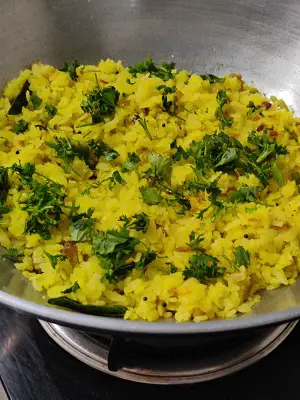Kanda Poha Recipe (Maharashtrian Breakfast) |Kande Pohe Recipe https://thespicycafe.com/wp-content/uploads/2023/11/1-kande-pohe-maharashtrian-breakfast-recipe-easy-quick-simple-tea-time-snack-vegan-vegetarian-batata-pohe-lunch-dinner-brunch.png https://thespicycafe.com/kande-pohe-recipe/