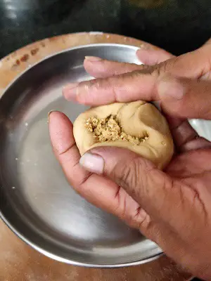 Gul Poli | Gud Poli | Til Gul Poli -Maharashtrian Recipe https://thespicycafe.com/gul-poli-maharashtrian-recipe/