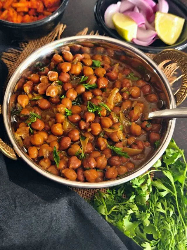 cropped-kala-chana-masala-recipe-desi-black-chickpea-vegan-vegetarian-Indian-curry-recipe-easy-lunch-dinner-recipe.jpg