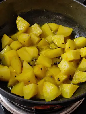 Flower Batata Sukhi Bhaji | Aloo Gobi Maharashtrian Recipe https://thespicycafe.com/flower-batata-bhaji-maharashtrian-recipe/
