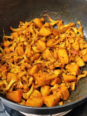 Flower Batata Sukhi Bhaji | Aloo Gobi Maharashtrian Recipe https://thespicycafe.com/wp-content/uploads/2023/02/2-maharashtrian-flower-batata-sukhi-bhaji-rassa-aloo-gobi-cauliflower-potato-curry-Indian-easy-simple-vegan-vegetarian-lunch-dinner-recipe.jpg https://thespicycafe.com/flower-batata-bhaji-maharashtrian-recipe/