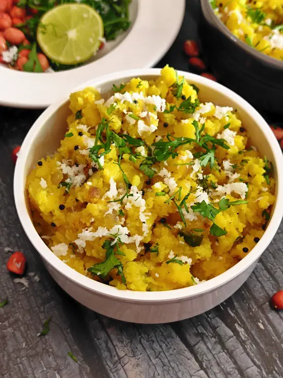 Sanja - Tikhat Sheera (Maharashtrian Breakfast Recipe) https://thespicycafe.com/maharashtrian-sanja-tikhat-sheera/