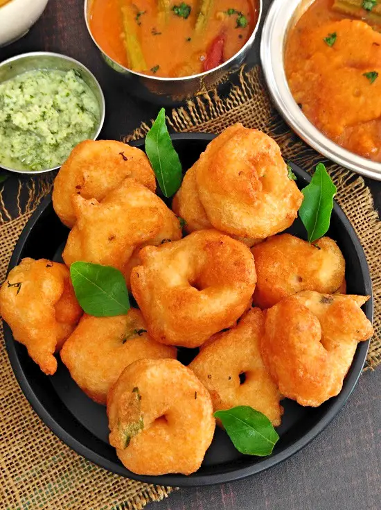1-medu-vada-south-indian-ulundu-uddina-geralu-uzhunnu-urad-dal-vada-breakfast-snack-vegan-vegetarian-easy-quick-simple-Indian-snack-recipe