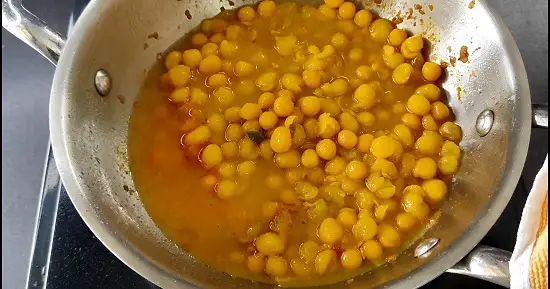 Matar Ke Chole | Safed Vatana Usal | White Peas Curry https://thespicycafe.com/wp-content/uploads/2023/04/18-safed-vatana-usal-matar-chole-dried-white-peas-curry-vegan-vegetarian-ragda-recipe-ragda-pattice-simple-quick-easy-lunch-dinner-breakfast-snack-Indian-chaat-lentils-protein-rich-diabetic-friendly.jpg https://thespicycafe.com/matar-ke-chole-recipe/