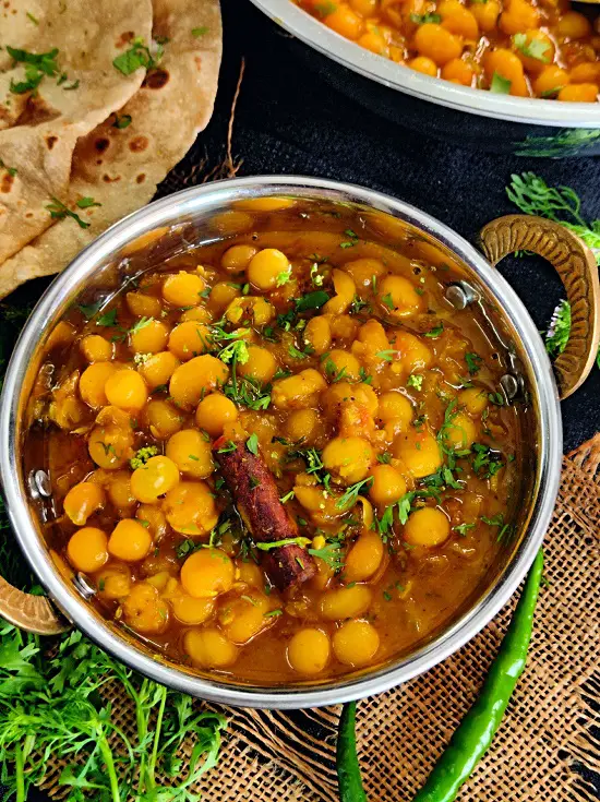Matar Ke Chole | Safed Vatana Usal | White Peas Curry https://thespicycafe.com/wp-content/uploads/2023/04/18-safed-vatana-usal-matar-chole-dried-white-peas-curry-vegan-vegetarian-ragda-recipe-ragda-pattice-simple-quick-easy-lunch-dinner-breakfast-snack-Indian-chaat-lentils-protein-rich-diabetic-friendly.jpg https://thespicycafe.com/tag/indian-chaat-recipes/