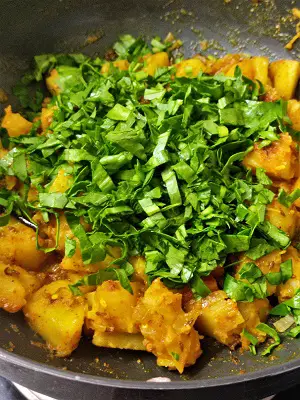 Aloo Palak Recipe| Potatoes Spinach Stir Fry | Aloo Palak Ki Sabzi https://thespicycafe.com/aloo-palak-sabzi-recipe/
