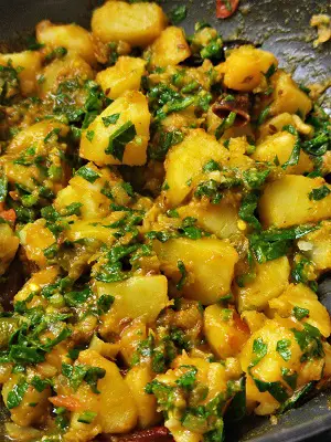 Aloo Palak Recipe| Potatoes Spinach Stir Fry | Aloo Palak Ki Sabzi https://thespicycafe.com/wp-content/uploads/2023/05/16-aloo-palak-sabzi-vegan-spinach-potato-curry-restaurant-style-Indian-easy-quick-simple-lunch-dinner-green-leafy-glutenfree-beginner-recipe.jpg https://thespicycafe.com/aloo-palak-sabzi-recipe/