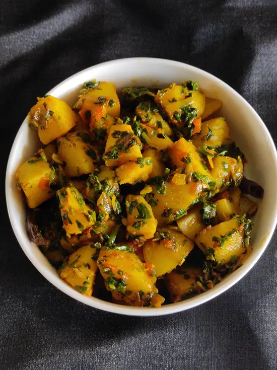 Aloo Palak Recipe| Potatoes Spinach Stir Fry | Aloo Palak Ki Sabzi https://thespicycafe.com/wp-content/uploads/2023/05/16-aloo-palak-sabzi-vegan-spinach-potato-curry-restaurant-style-Indian-easy-quick-simple-lunch-dinner-green-leafy-glutenfree-beginner-recipe.jpg https://thespicycafe.com/category/beginner-bachelor-friendly-recipes/
