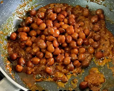 Kala Chana Masala Recipe (Black Chickpea Curry) https://thespicycafe.com/wp-content/uploads/2023/06/17-11-chana-masala-harbaryachi-usal-vegan-protein-curry-vegetarian-chickepea-easy-quick-simple-lunch-dinner-Indian-meals-healthy-nutritious.jpg https://thespicycafe.com/kala-chana-masala-recipe-black-chickpea-curry/