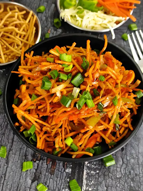 A super crispy, spicy & tangy bhel made with fried crispy noodles that are tossed with crunchy veget