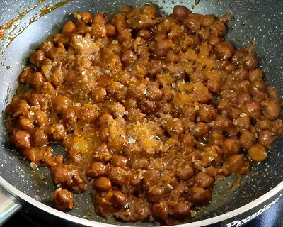 Kala Chana Masala Recipe (Black Chickpea Curry) https://thespicycafe.com/wp-content/uploads/2023/06/17-11-chana-masala-harbaryachi-usal-vegan-protein-curry-vegetarian-chickepea-easy-quick-simple-lunch-dinner-Indian-meals-healthy-nutritious.jpg https://thespicycafe.com/kala-chana-masala-recipe-black-chickpea-curry/