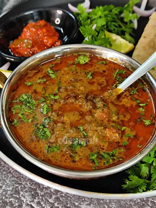 Malvani Kala Vatana Usal Recipe (Black Peas Curry) VEGAN