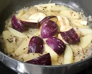 Aloo Baingan Recipe | Aloo Baingan Ki Sabji | Easy Eggplant Potato Curry https://thespicycafe.com/wp-content/uploads/2023/08/1-aloo-baingan-sabji-vangi-batata-rassa-eggplant-potato-curry-vegan-vegetarian-easy-quick-simple-fiber-rich-easy-meals-lunch-dinner-vegetables-healthy-nutritious.png https://thespicycafe.com/aloo-baingan-sabji-eggplant-curry/