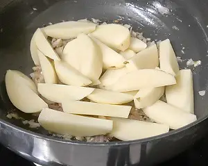 Aloo Baingan Recipe | Aloo Baingan Ki Sabji | Easy Eggplant Potato Curry https://thespicycafe.com/wp-content/uploads/2023/08/1-aloo-baingan-sabji-vangi-batata-rassa-eggplant-potato-curry-vegan-vegetarian-easy-quick-simple-fiber-rich-easy-meals-lunch-dinner-vegetables-healthy-nutritious.png https://thespicycafe.com/aloo-baingan-sabji-eggplant-curry/