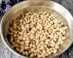 Black-Eyed Peas Curry | Chavali Chi Usal | Lobia Masala https://thespicycafe.com/wp-content/uploads/2023/10/1-black-eyed-beans-curry-chawli-usal-lobia-masala-vegan-vegetarian-heatlhy-nutritoius-protein-rich-diabetic-friendly-lunch-dinner-brunch-breakfast-easy-curry-recipe-1.jpg https://thespicycafe.com/black-eyed-bean-curry-recipe/