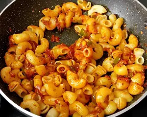Masala Macaroni Pasta Indian Style (Desi Pasta) https://thespicycafe.com/wp-content/uploads/2023/11/2-masala-macaroni-pasta-Indian-style-desi-quick-easy-simple-vegetarian-breakfast-snacks-lunch-dinner-one-pot-instant-pot-kids-party-appetizer.png https://thespicycafe.com/masala-macaroni-pasta-indian-style/